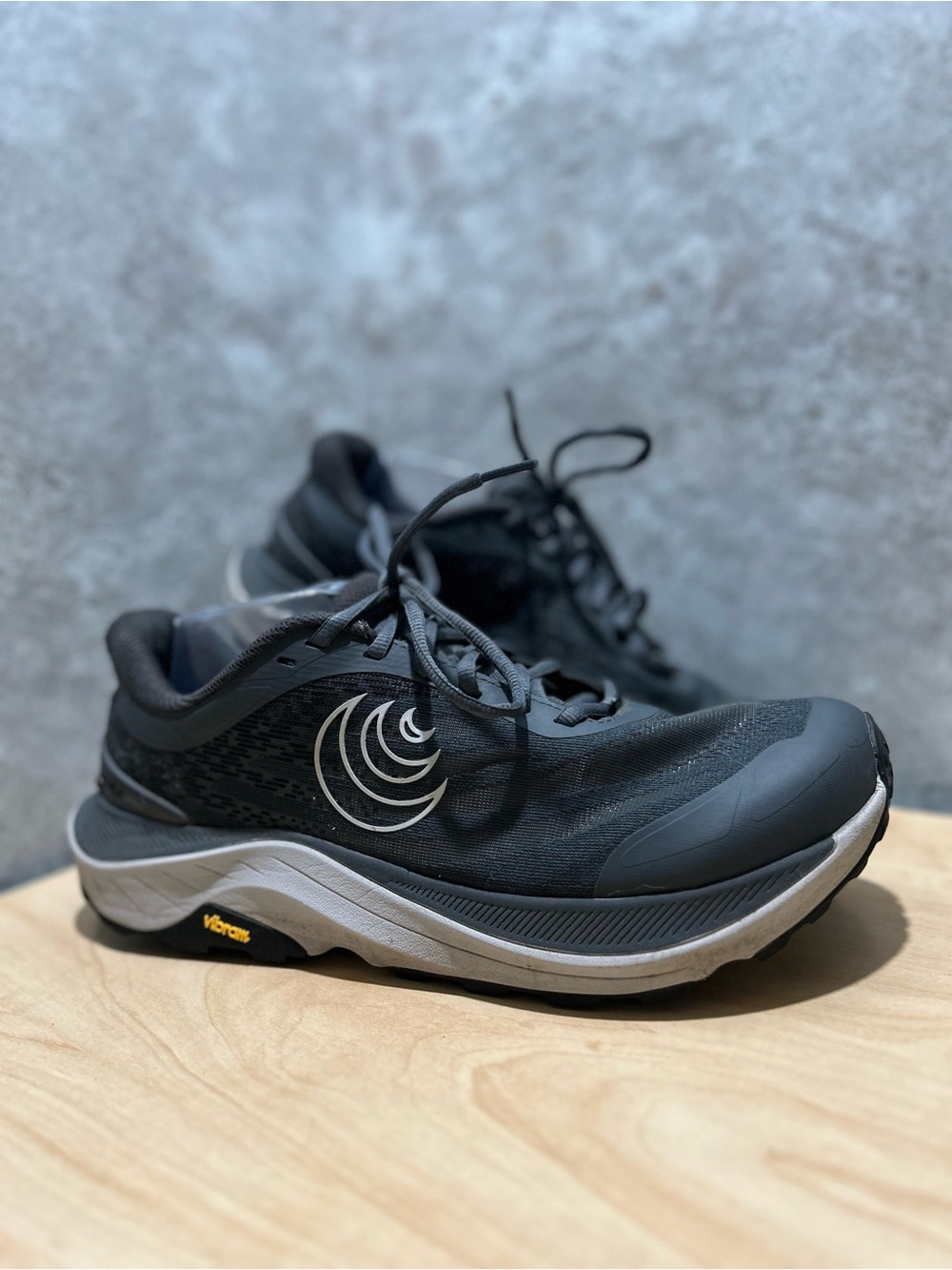 grey Topo Athletic Ultraventure 4 trail-running shoe men’s size 9.5